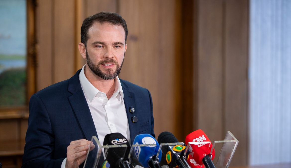 Previsão de superávit no Orçamento de 2027 está mantida, diz Durigan