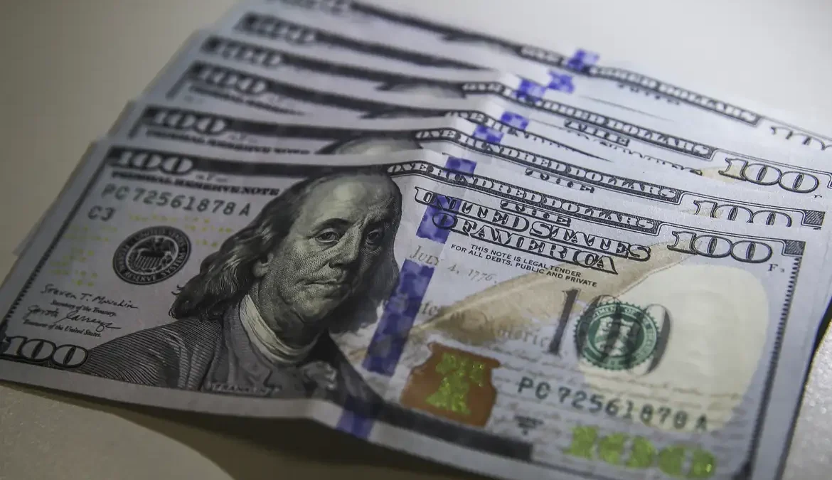 Dólar volta a R$ 5 com ambiente externo e ajuste pós-eleitoral
