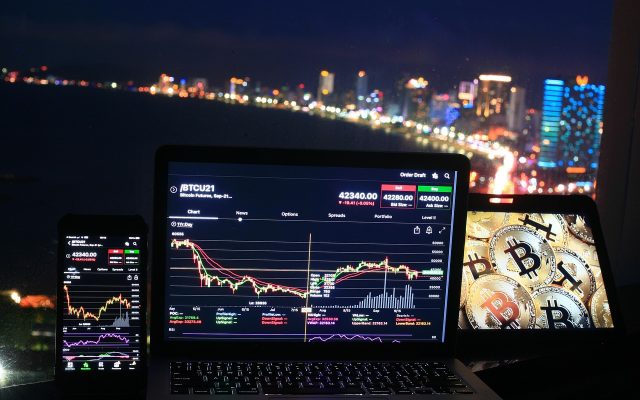 Wall Street cai com títulos e petróleo sinalizando risco de inflação