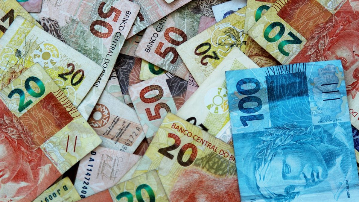 INPC, inflação que corrige salários, acumula 4,29% em 12 meses
