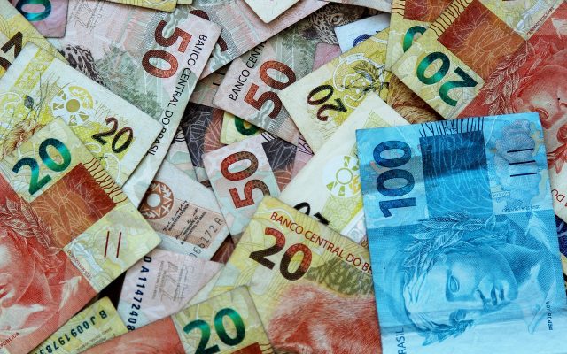 INPC, inflação que corrige salários, acumula 4,29% em 12 meses