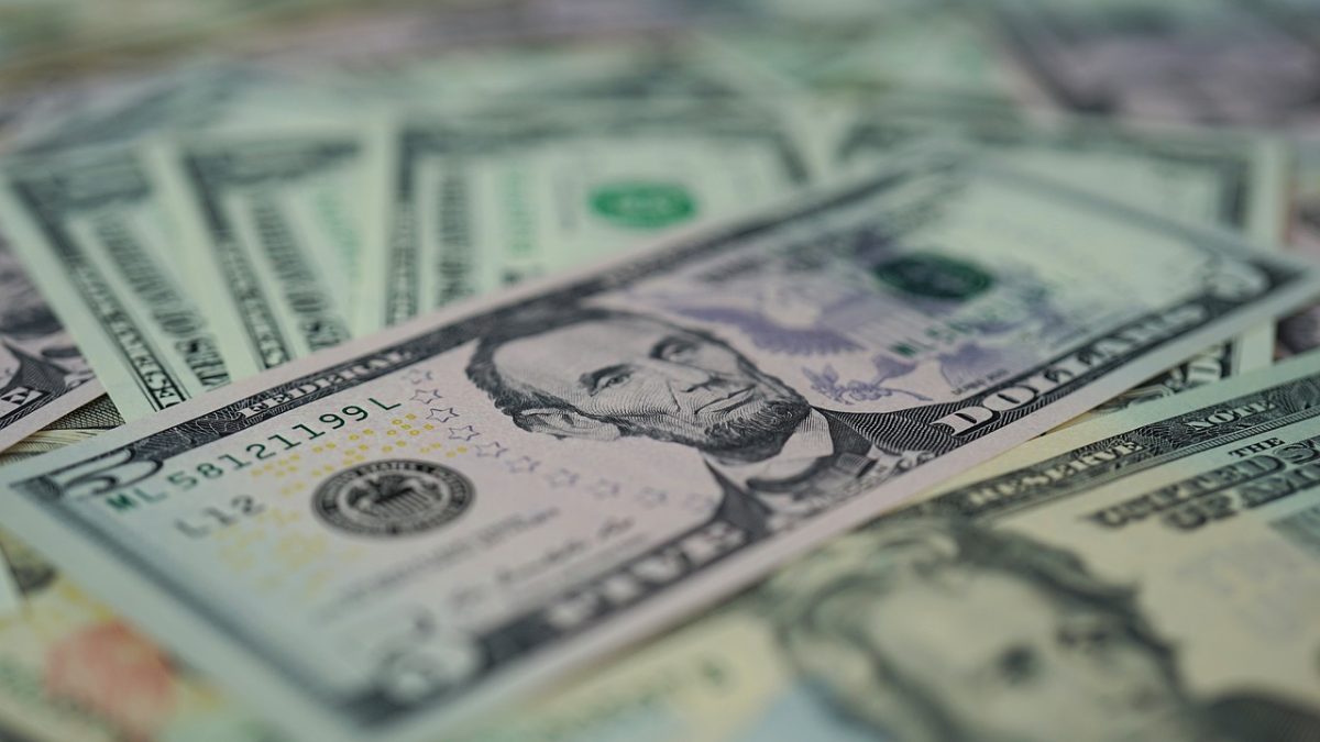 Dólar cai a R$ 4,98 e acumula perda de 4,44% na semana
