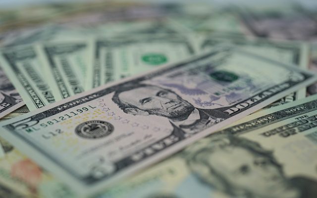 Dólar cai a R$ 4,98 e acumula perda de 4,44% na semana