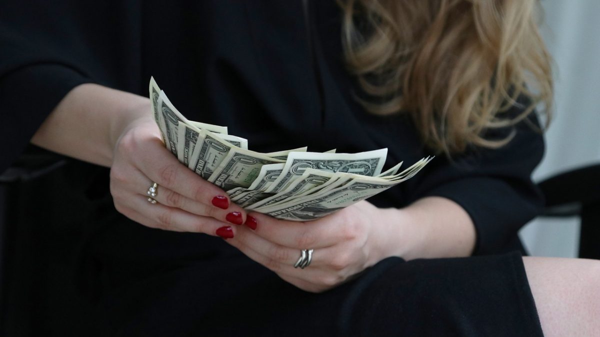 Dólar hoje opera estável, aos R$ 5,01, seguindo exterior