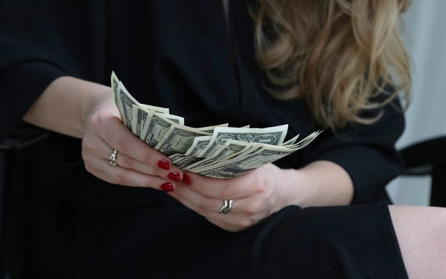 Dólar hoje opera estável, aos R$ 5,01, seguindo exterior
