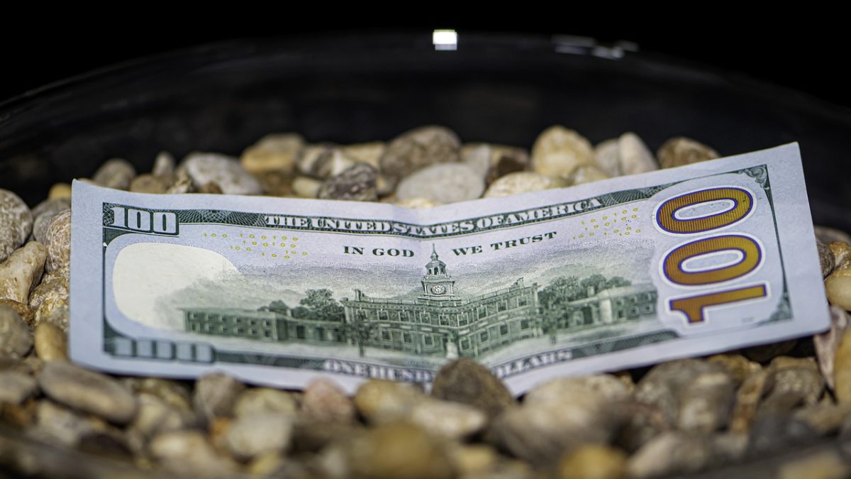 Dólar sobe 0,74% e volta a fechar acima de R$ 5