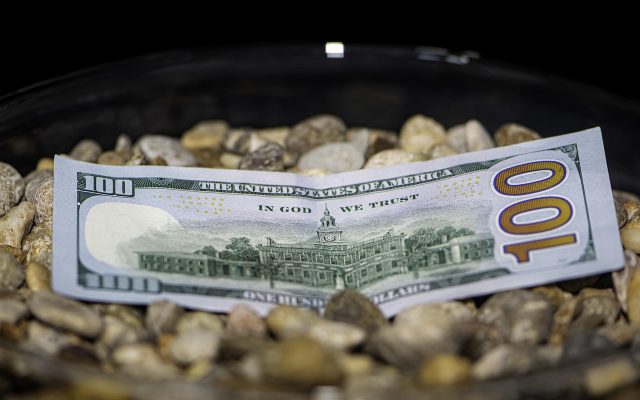 Dólar sobe 0,74% e volta a fechar acima de R$ 5