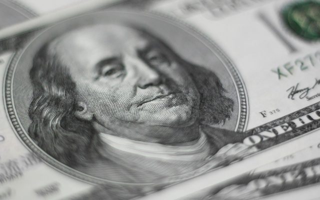 Dólar volta a subir: é um bom momento para investir lá fora?