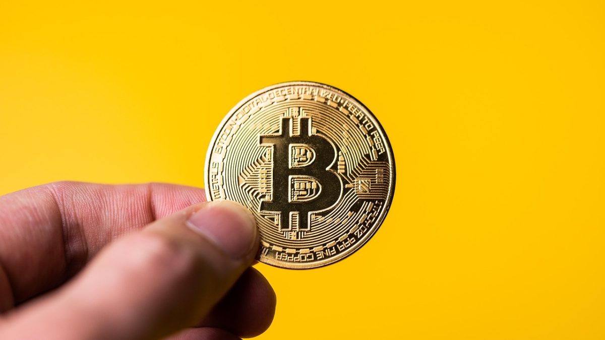 Criptomoedas hoje: Bitcoin (BTC) cai para US$ 81 mil em meio à cautela com ativos de risco; veja cotações