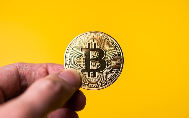 Criptomoedas hoje: Bitcoin (BTC) cai para US$ 81 mil em meio à cautela com ativos de risco; veja cotações
