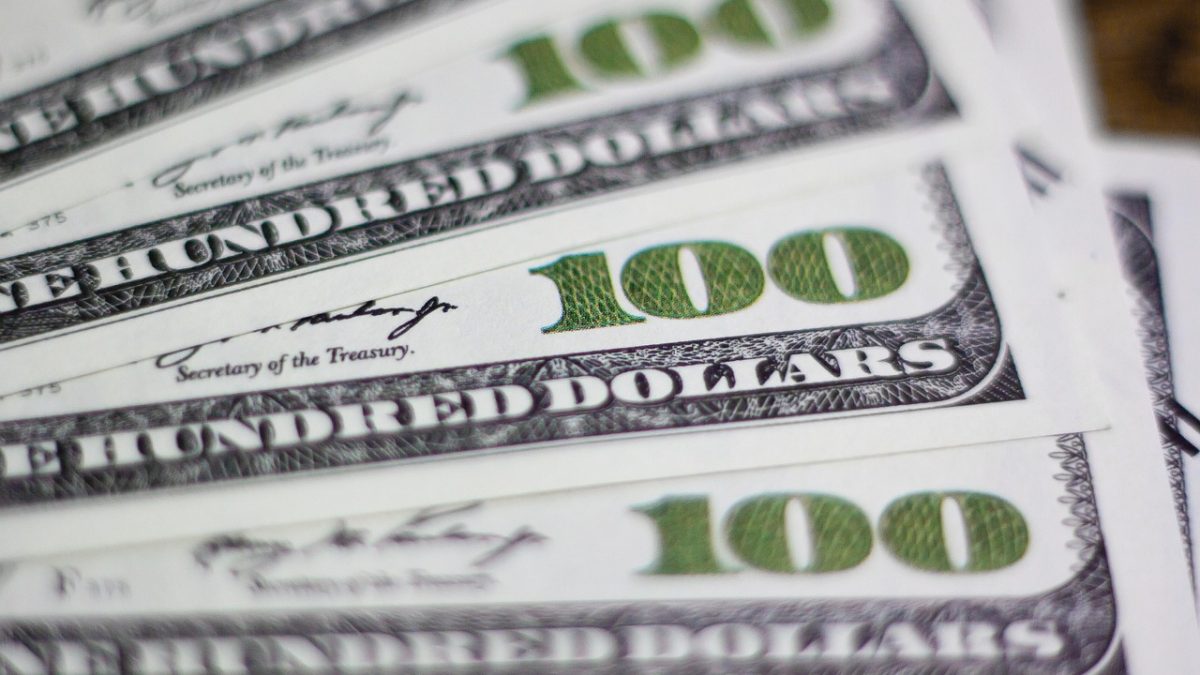 O que pode mexer com Bolsa e dólar? Veja os destaques da agenda econômica desta segunda (19)