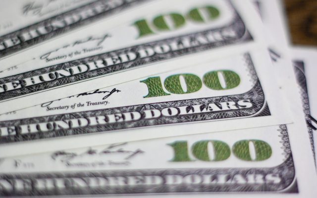 O que pode mexer com Bolsa e dólar? Veja os destaques da agenda econômica desta segunda (19)
