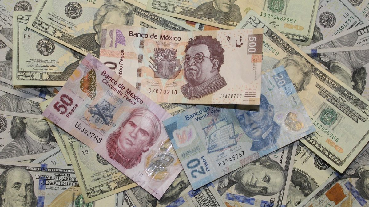 Investidores avaliam debate e pesquisas eleitorais com início da temporada de balanços; Ibovespa em dólar sobe nesta segunda-feira (19)