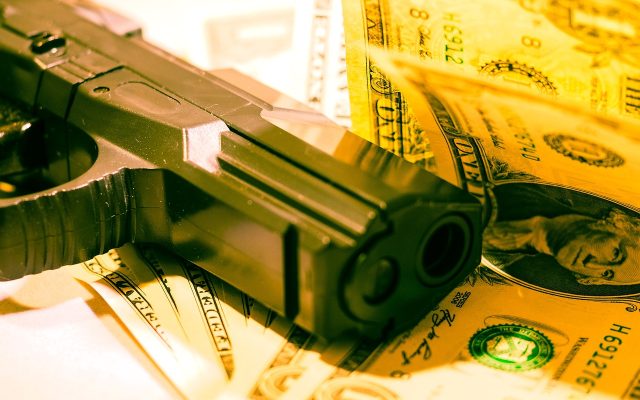 Dólar cai para R$ 5,01 com exterior e expectativa eleitoral no Brasil