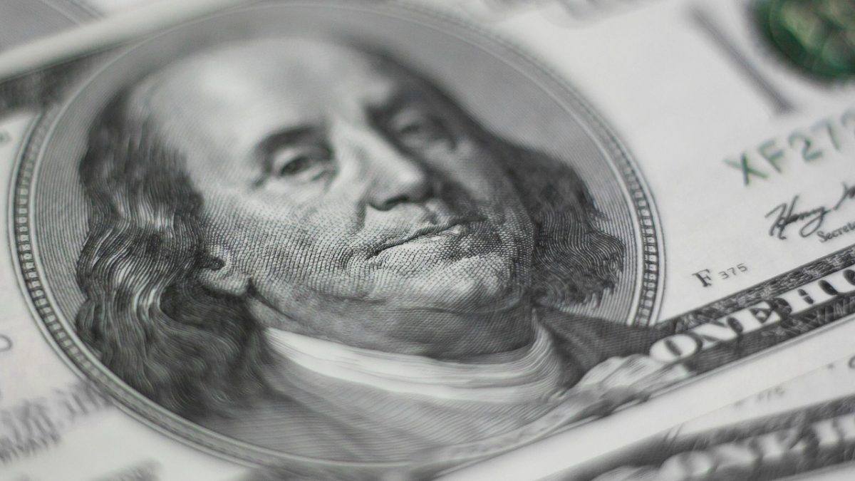 Dólar fecha abaixo de R$ 5 e recua 1,58% na semana