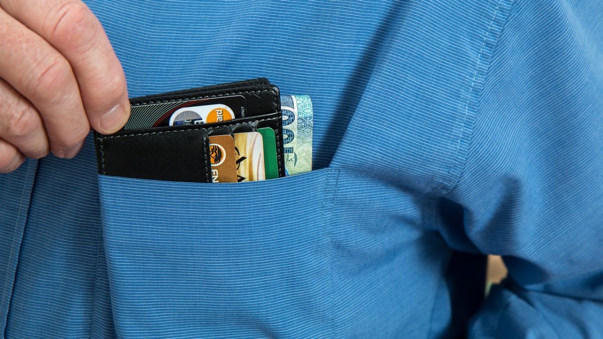 13º salário: pagar dívidas ou aproveitar a Black Friday? Veja o que compensa