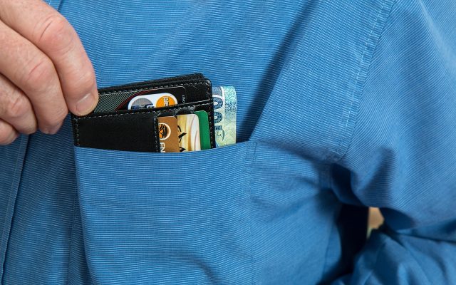 13º salário: pagar dívidas ou aproveitar a Black Friday? Veja o que compensa